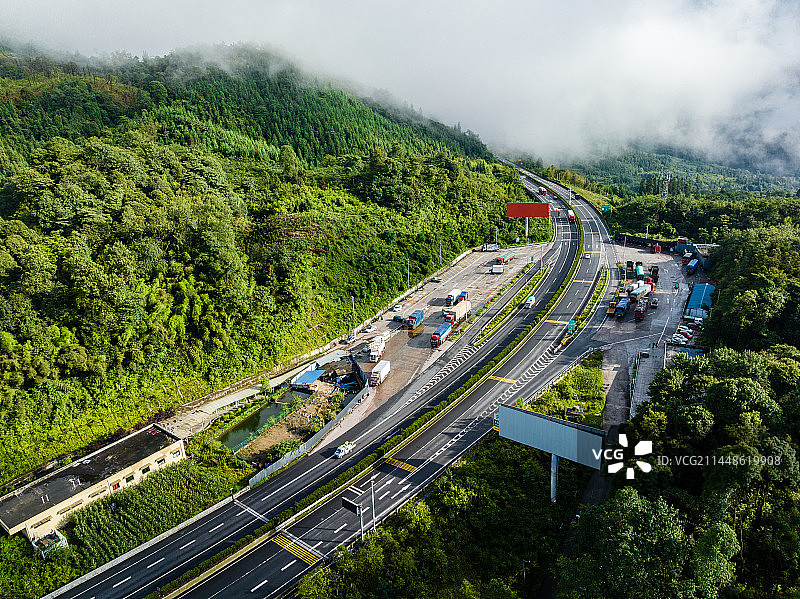穿越在雅安荥经龙苍沟大相岭崇山峻岭的的雅西高速图片素材