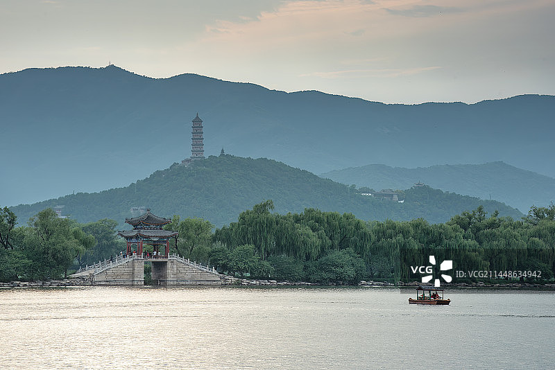黄昏时分的颐和园西堤练桥和玉泉山玉峰塔图片素材