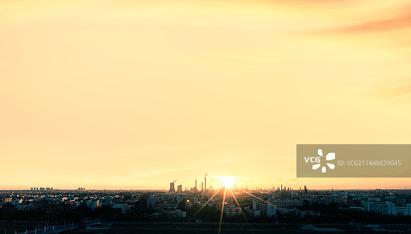 广东省茂名市茂南区茂名石化石油化工厂日落图片素材