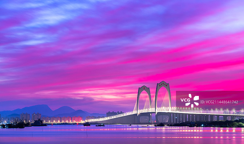 广东省茂名市电白区水东湾大桥日出极品唯美火烧云宣传图图片素材