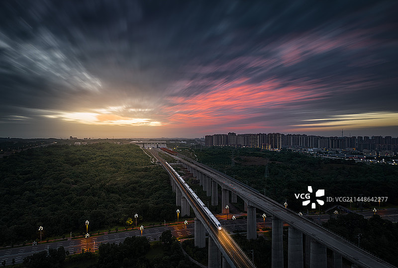 泸州城市风光高铁驶出图片素材