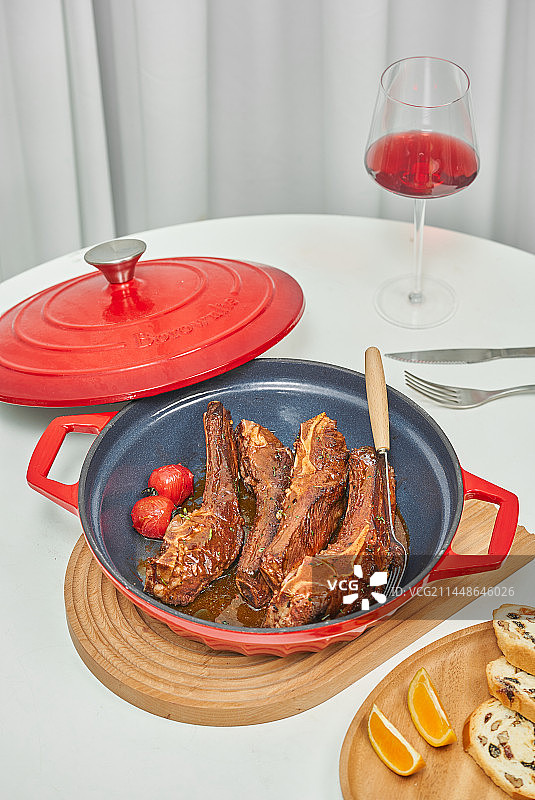 餐桌上美味的美食红烧牛脊骨图片素材