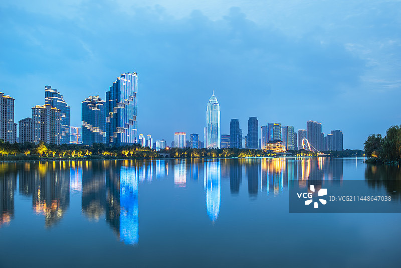 绍兴城市夜景 绍兴迪荡湖公园 绍兴地点当户世贸天际中心图片素材