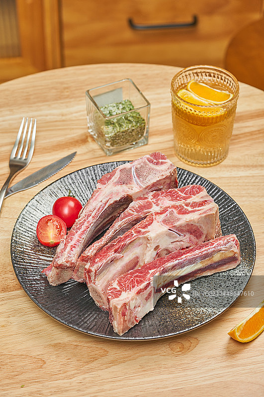 餐桌上新鲜的牛脊骨食材图片素材