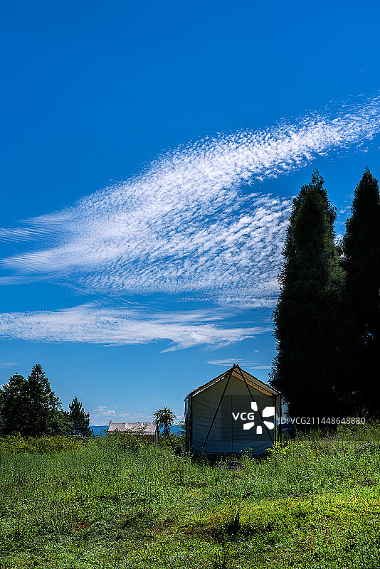 石柱千野草场，蓝天下的度假营地风光图片素材
