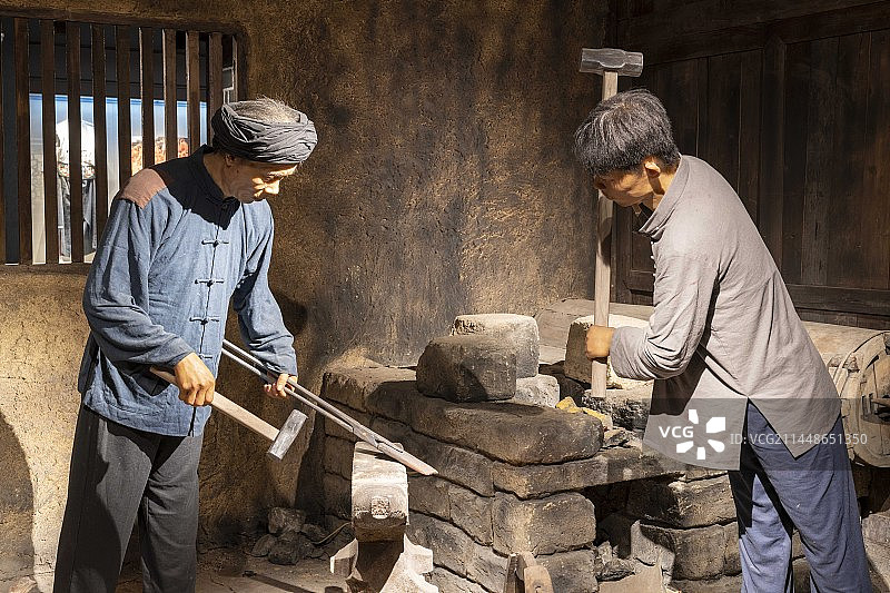 恩施州博物馆民俗风情人造布景-手工制铁作坊图片素材