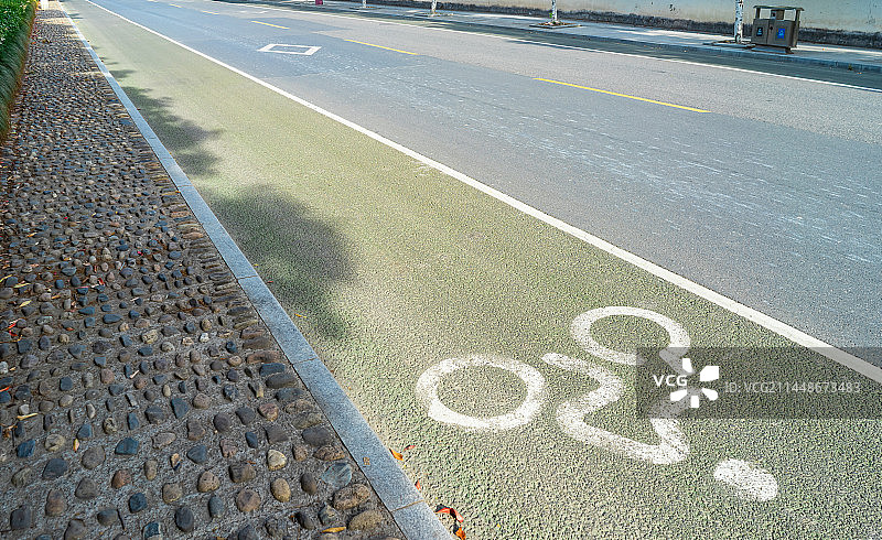 中国城市交通拍摄主题，平坦的柏油路马路公路市区路和自行车车道，户外白昼无人图像摄影图片素材