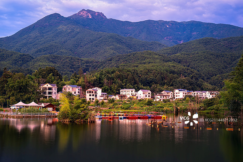 黄昏时分武平梁野山景区仙女湖畔的云寨村图片素材