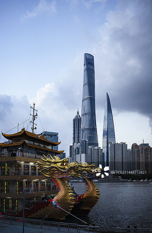 上海三巨头看龙船图片素材