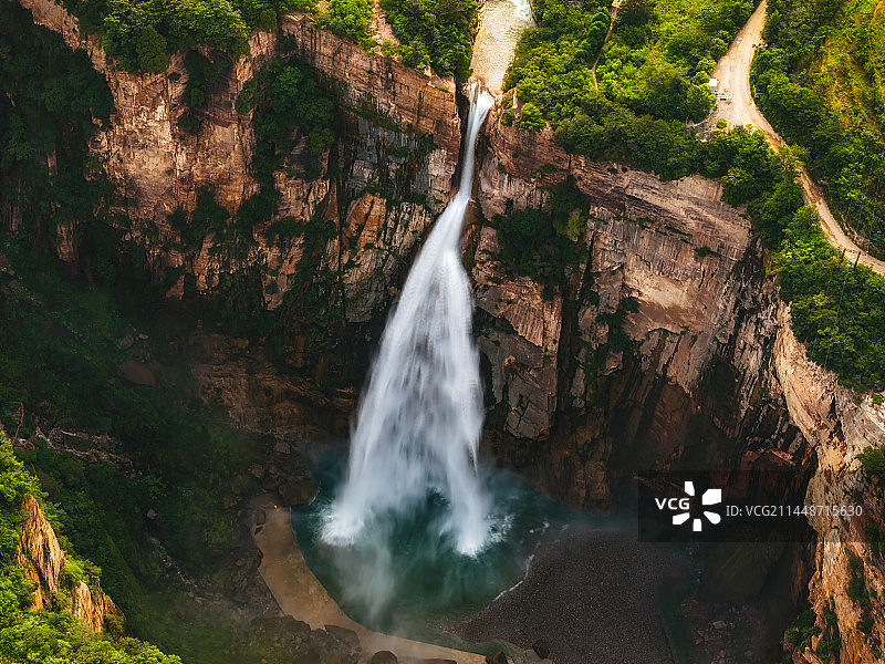 河南省新乡市辉县（宝泉）南太行瀑布夏季航拍——飞龙瀑图片素材