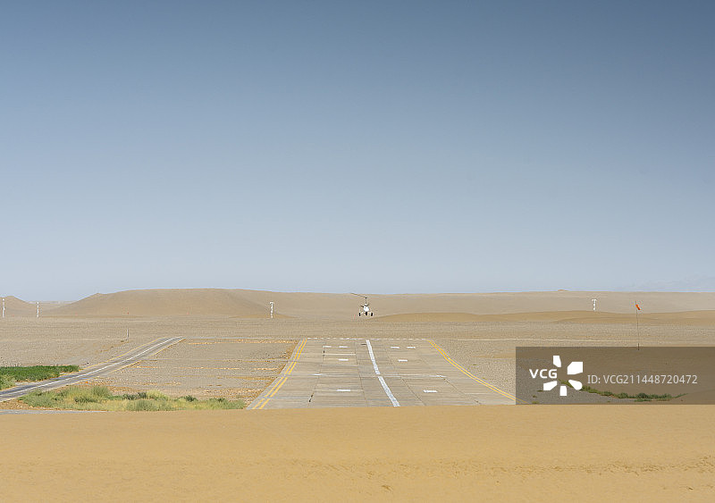 沙漠中的小型机场图片素材