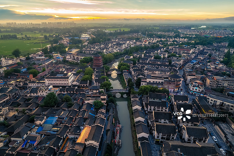 航拍日落下的合肥肥西三河古镇全景图片素材