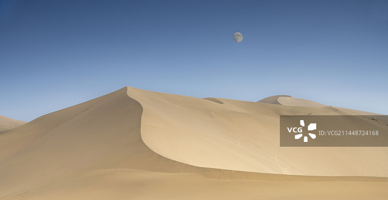 沙丘与月亮图片素材