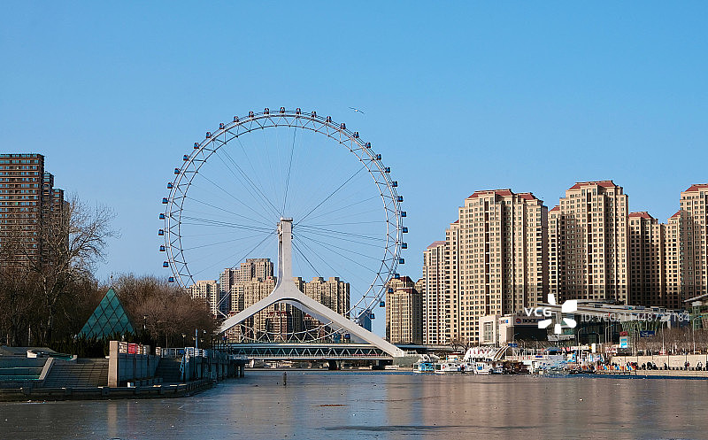 冬天海河冰面与天津眼摩天轮图片素材