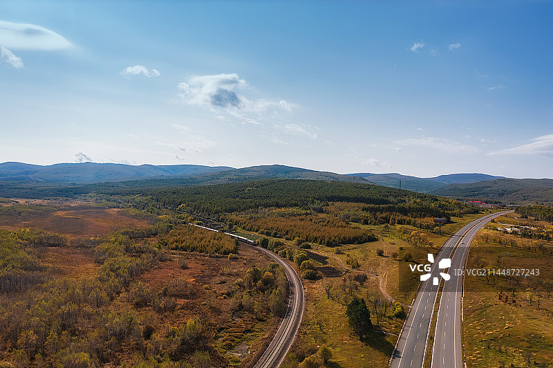 内蒙古自治区兴安盟阿尔山市铁路火车与公路秋季航拍图片素材
