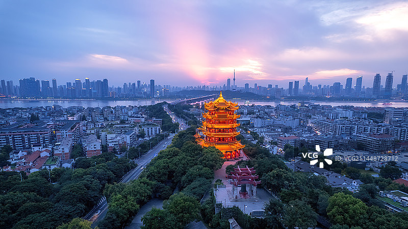 航拍日落下的武汉黄鹤楼图片素材