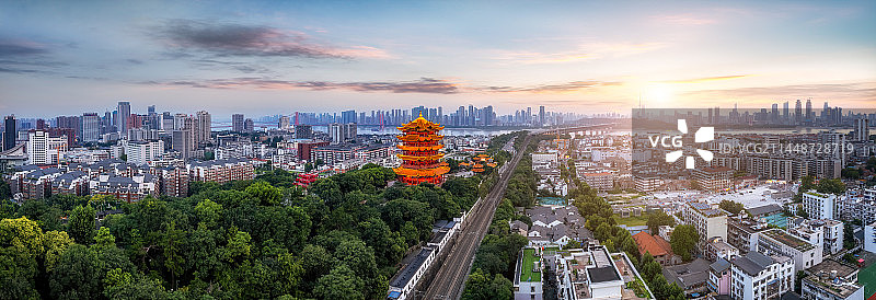 航拍日落下的武汉黄鹤楼图片素材