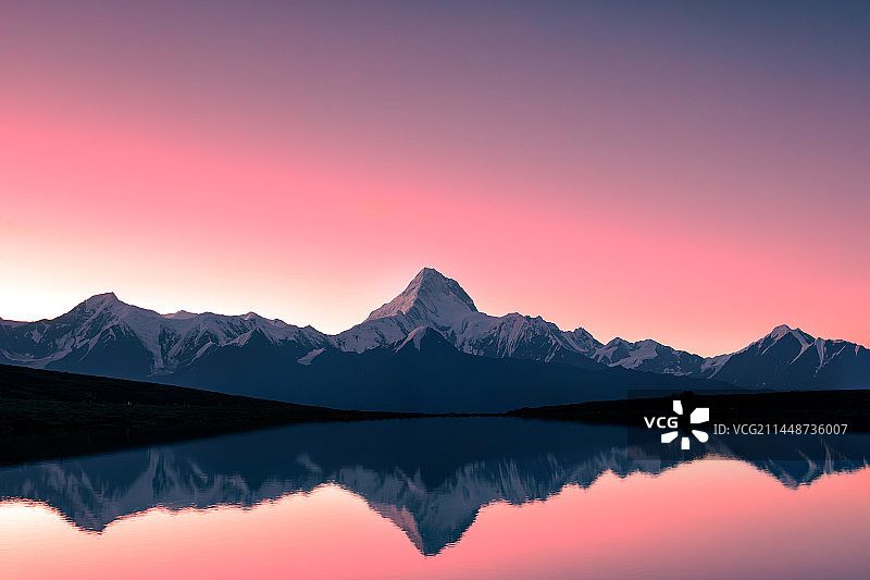 贡嘎雪山霞光湖面图片素材