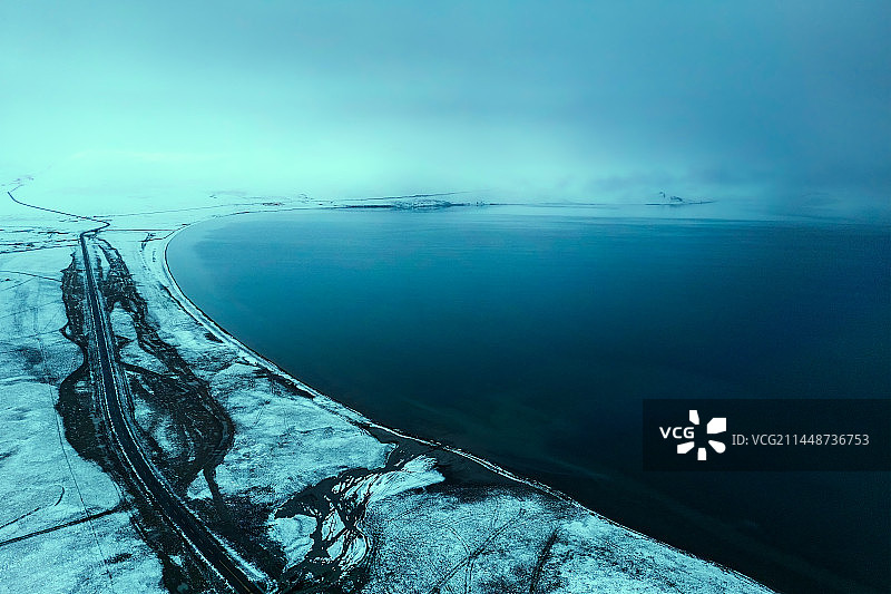 西藏山南7月的普莫雍措图片素材