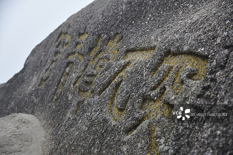 岩石上的文字特写镜头图片素材