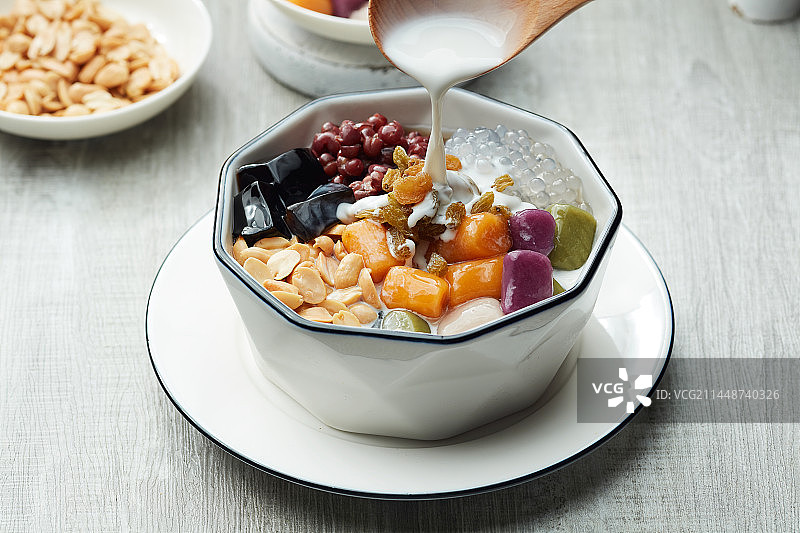 红豆芋圆西米椰奶烧仙草图片素材