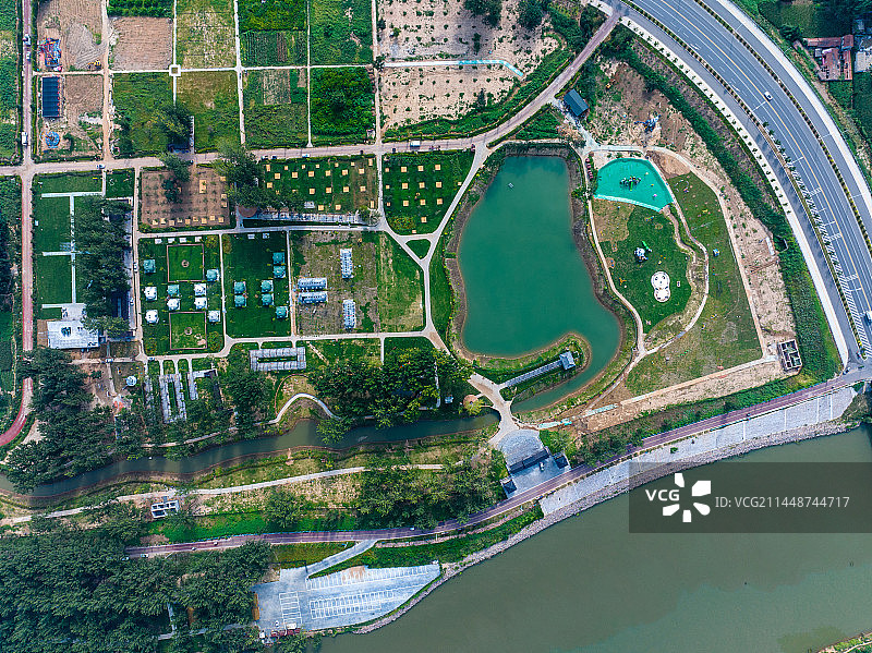 垂直俯拍周口孙嘴小镇游乐场露营地图片素材