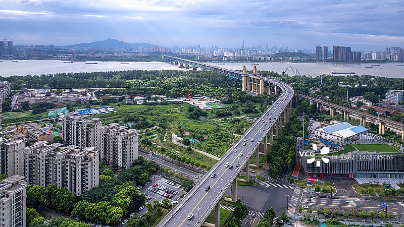 航拍南京长江大桥城市建筑天际线图片素材