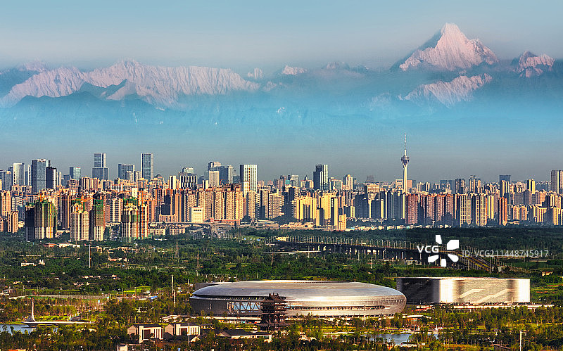 四姑娘山幺妹峰下的成都日出风光图片素材