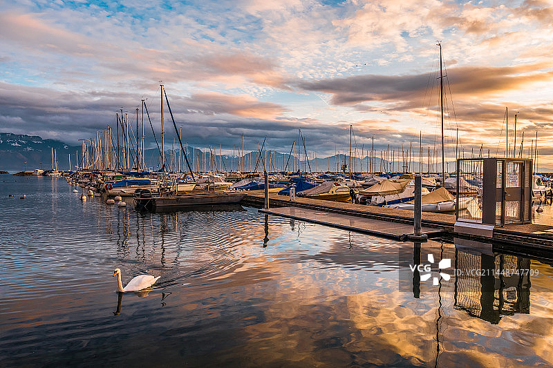 欧洲瑞士日内瓦莱蒙湖晨曦景色图片素材