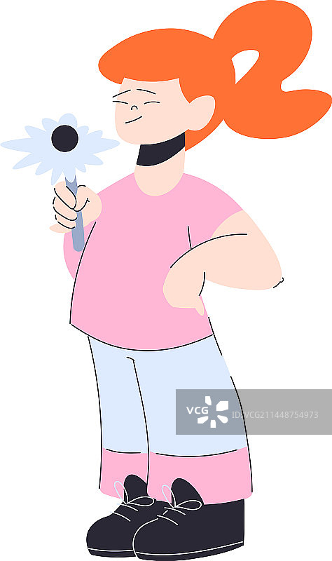 快乐的红发女孩拿着带茎的花朵站立图片素材