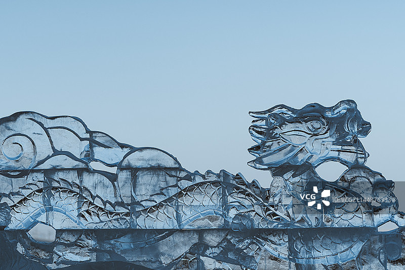 哈尔滨冬天龙的造型冰雕图片素材