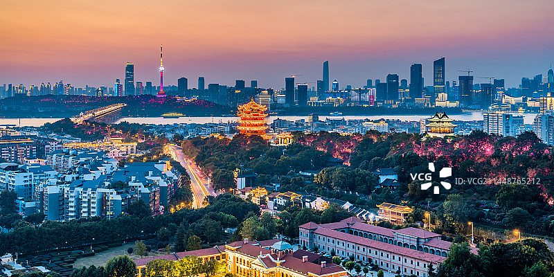 中国湖北武汉黄鹤楼和鄂军都督府高视角夜景图片素材