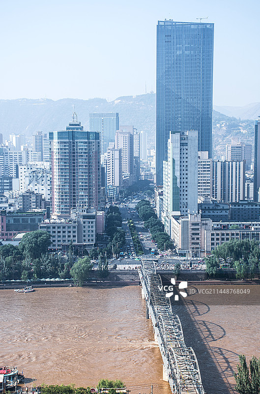 中国甘肃兰州黄河中山桥繁华城市建筑风光图片素材