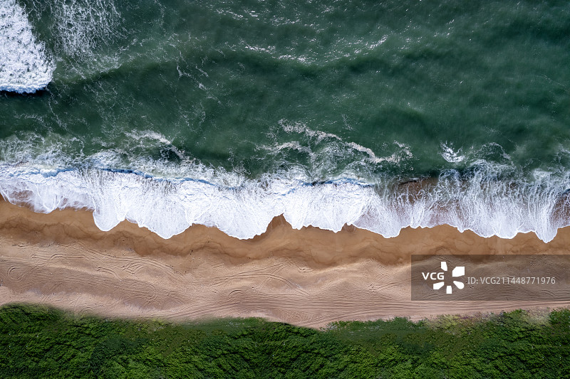 高空俯拍海浪拍打海岸线图片素材