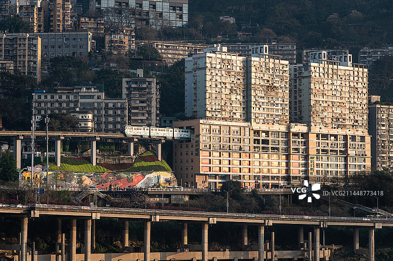 重庆李子坝站轻轨穿楼图片素材