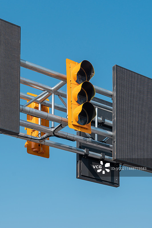 蓝天下的红绿灯图片素材