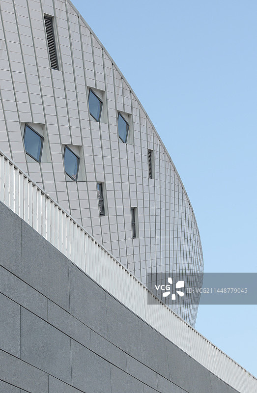 蓝天下白色的现代城市极简建筑图片素材