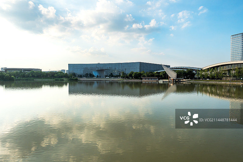 夏天酷热天气中的扬州明月湖中国扬州运河大剧院图片素材