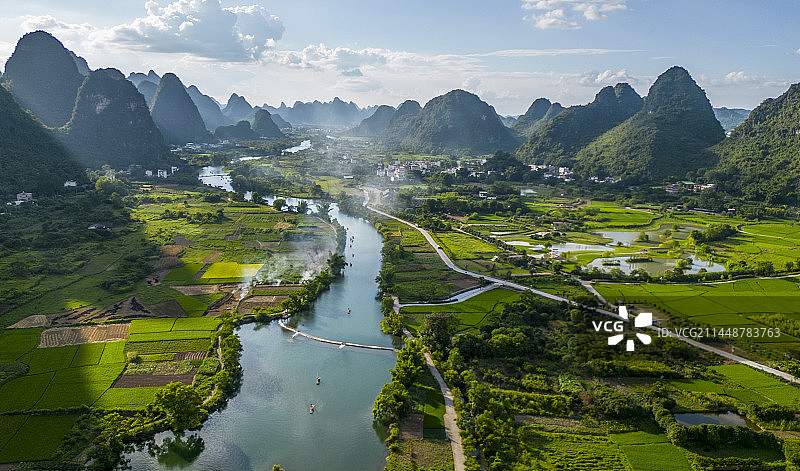 桂林阳朔遇龙河自然风光竹筏漂流图片素材