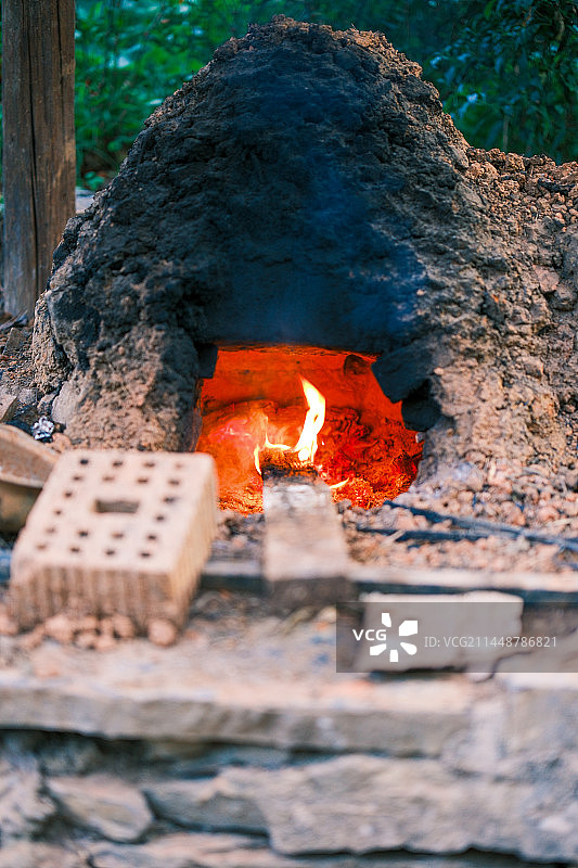 农村燃烧火坑柴火的特写镜头图片素材