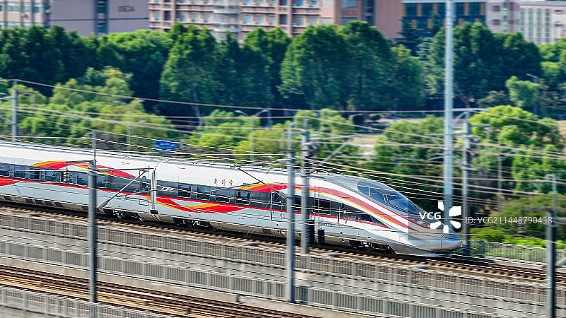 复兴号穿梭城市图片素材