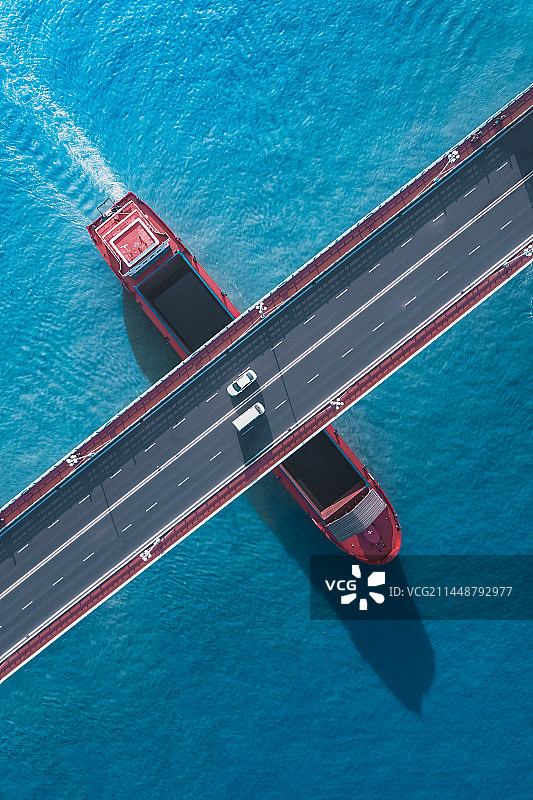 航拍长江大桥下驶过的巨轮图片素材