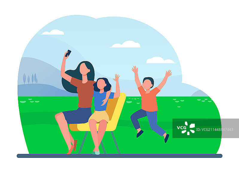 妈妈和孩子们在户外自拍图片素材