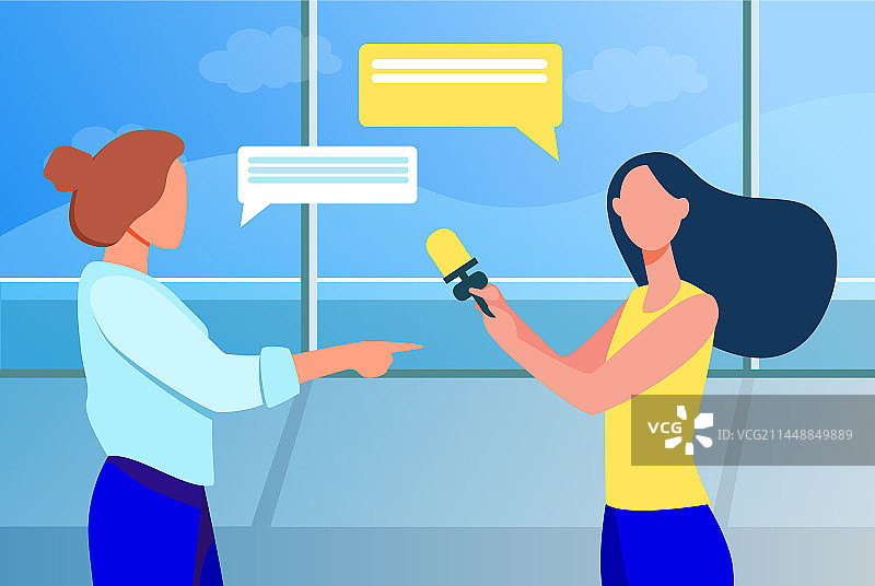 记者用麦克风采访女性图片素材
