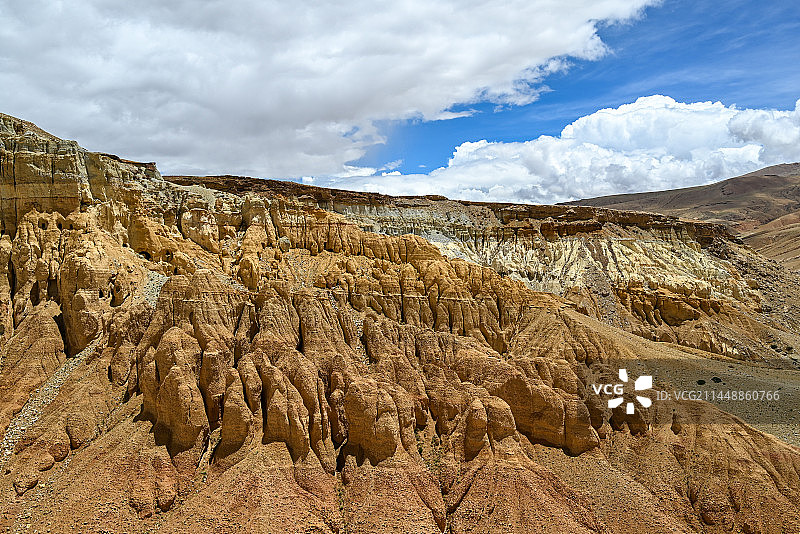 西藏阿里穹窿银城 河湖相土林地貌图片素材