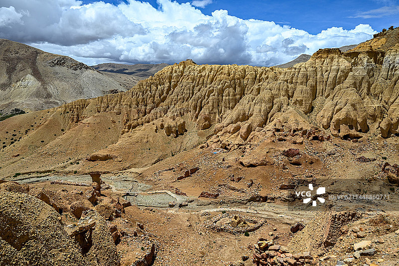 西藏阿里穹窿银城 河湖相土林地貌图片素材