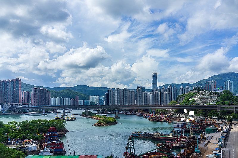 忙碌中的香港货运码头风光图片素材