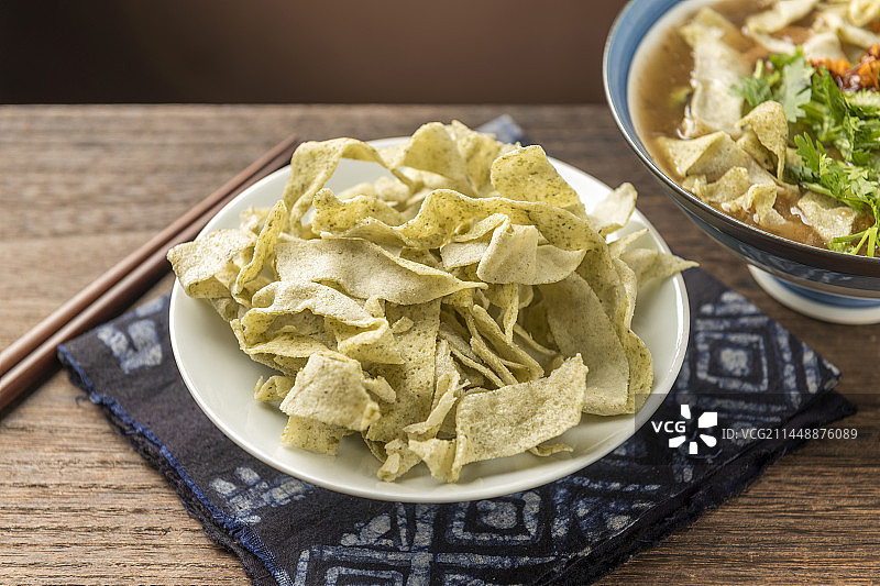 天津传统早餐锅巴菜摆放在木桌面上特写图片素材