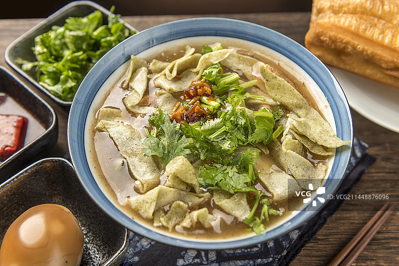 天津传统早餐锅巴菜摆放在木桌面上特写图片素材