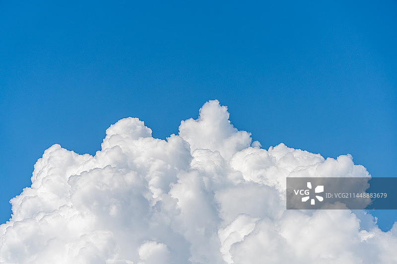 城市上空白昼的云图片素材